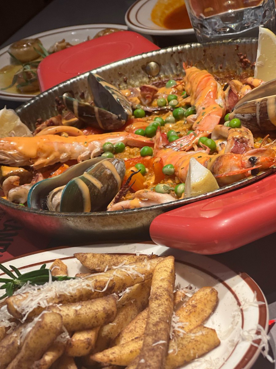 Katherina6n's tweet photo. Simplemente impresionante! La nueva paella de marisco de esta taberna del Barrio de La Latina es un explosion de sabores. Arroz perfecto, marisco fresco y un toque de azafrán que roba el corazón. Volveré esta semana sin falta! https://t.co/qQW4f5Qjmw