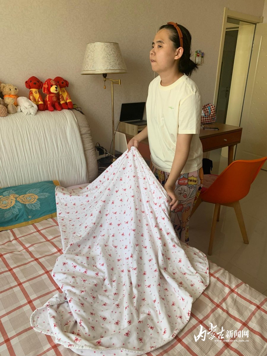 Arkins6y's tweet photo. Acabo de doblar la colcha con una sonrisa, el orden en el dormitorio es el mejor regalo para mí hoy. https://t.co/57DcDiX0uD