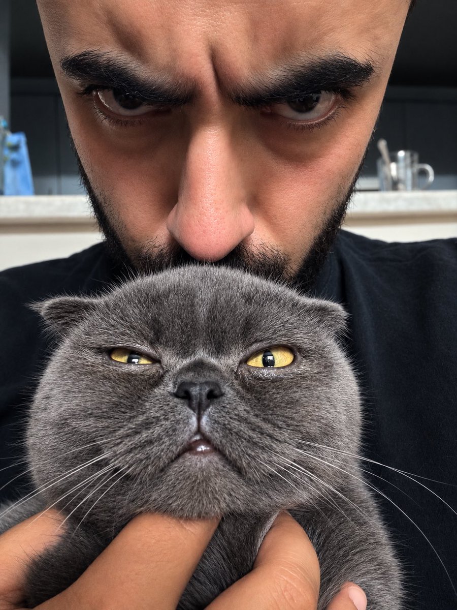 _behnamjavadi_'s tweet photo. با آقا ♥️🐈‍⬛ https://t.co/CcZO21WPQG