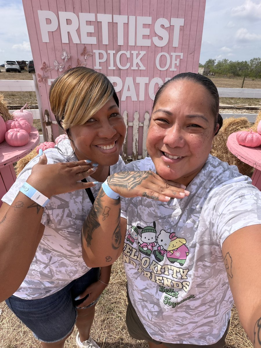ChellezSoFly's tweet photo. A little pink makes everything more fun! #Hotumn #FallYall https://t.co/a2esv0V5N3