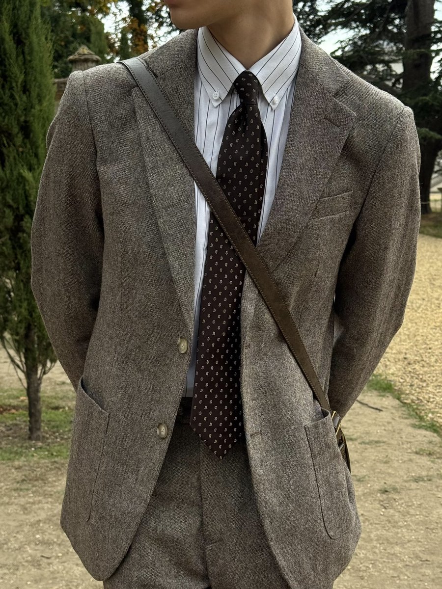 maxcockcroft's tweet photo. wore my new suit to the antique fair https://t.co/MpgMi11M1R