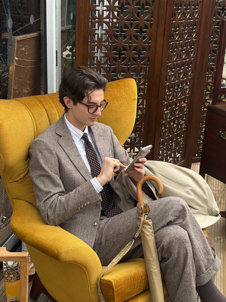 maxcockcroft's tweet photo. wore my new suit to the antique fair https://t.co/MpgMi11M1R
