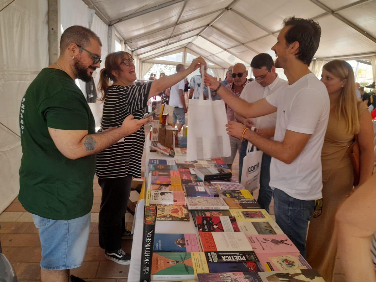 OseteVera's tweet photo. La asociación #acoma en Mazarrón hace una labor extraordinaria.
Desde @regiondemurcia ponemos las instalaciones portuarias a disposición de los comerciantes para apoyar iniciativas que dinamizan la economía y dan vida a nuestro puerto.
#PuertosRM https://t.co/QGyKXz5GTf