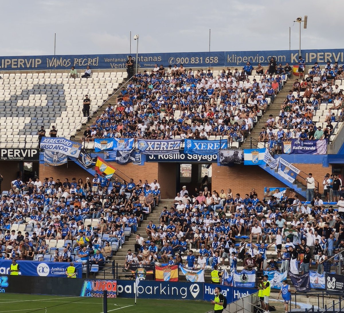 Josemanuell_00's tweet photo. La que llevan dando to la semana por aquí y vienen al Colombino a sentarse, comer pipas y a estar más pendiente de la grada de al lado que de su equipo pero bueno, era de esperar, si jugamos también de local cuando vamos allí, disfrutad de la vuelta 👋🏻 @XerezCD_OFICIAL https://t.co/yis0ldB0TJ