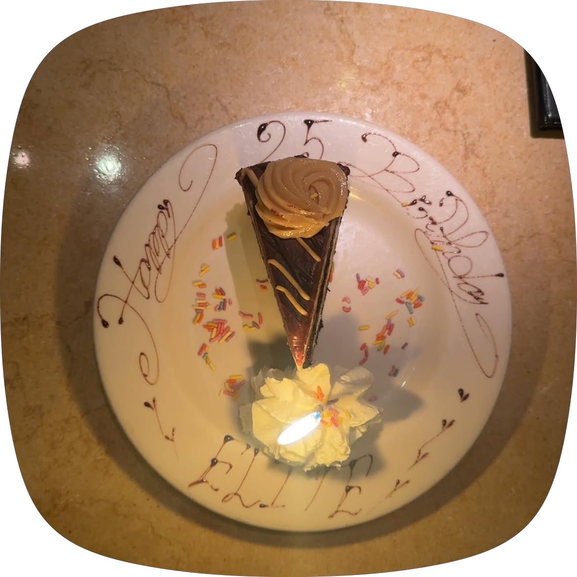 Muannz's tweet photo. اول يوم في اخر سنة قبل اصير شايب  🥳

وبخصوص ال25 سنة الماضية، لا تقولون انبهرتوا، توكم ماشفتوا شيء. https://t.co/gKrnHCb0P6