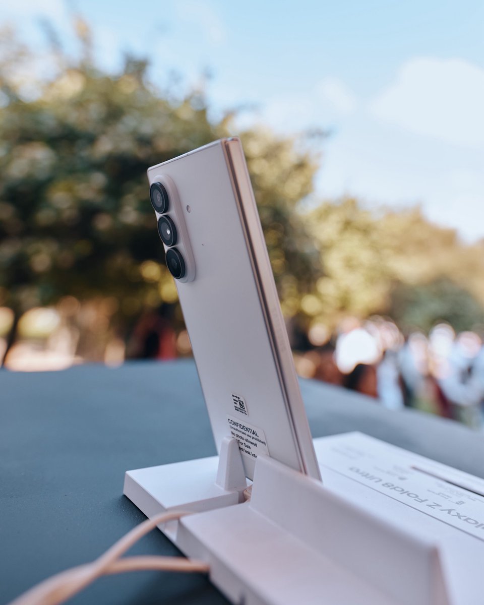 Lucky_Luu1's tweet photo. Come get up close with Samsungโs latest foldables and see how lightweight, stylish and more accessible foldable tech can be.
If youโre at LMC today, you definitely need to make your way there. ๐
@SamsungMobileSA
#GalaxyZFold8 #LMC #SamsungMobileSA https://t.co/DFAouhAcuS