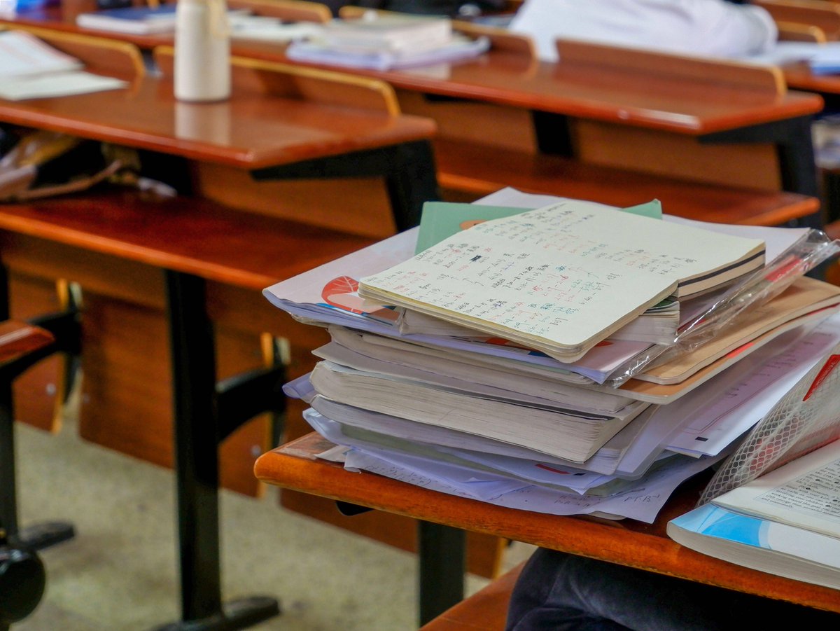 Kerriemvbdu's tweet photo. En el examen de economía, el profesor pidió definir "coste de oportunidad". Un compaero escribió: "Lo que gasto en café cada día no me permite ahorrar para un viaje a la playa". El profesor le dio un 10 —y además nos dejó a todos con la boca abierta!， https://t.co/hFkyPkg6Iu