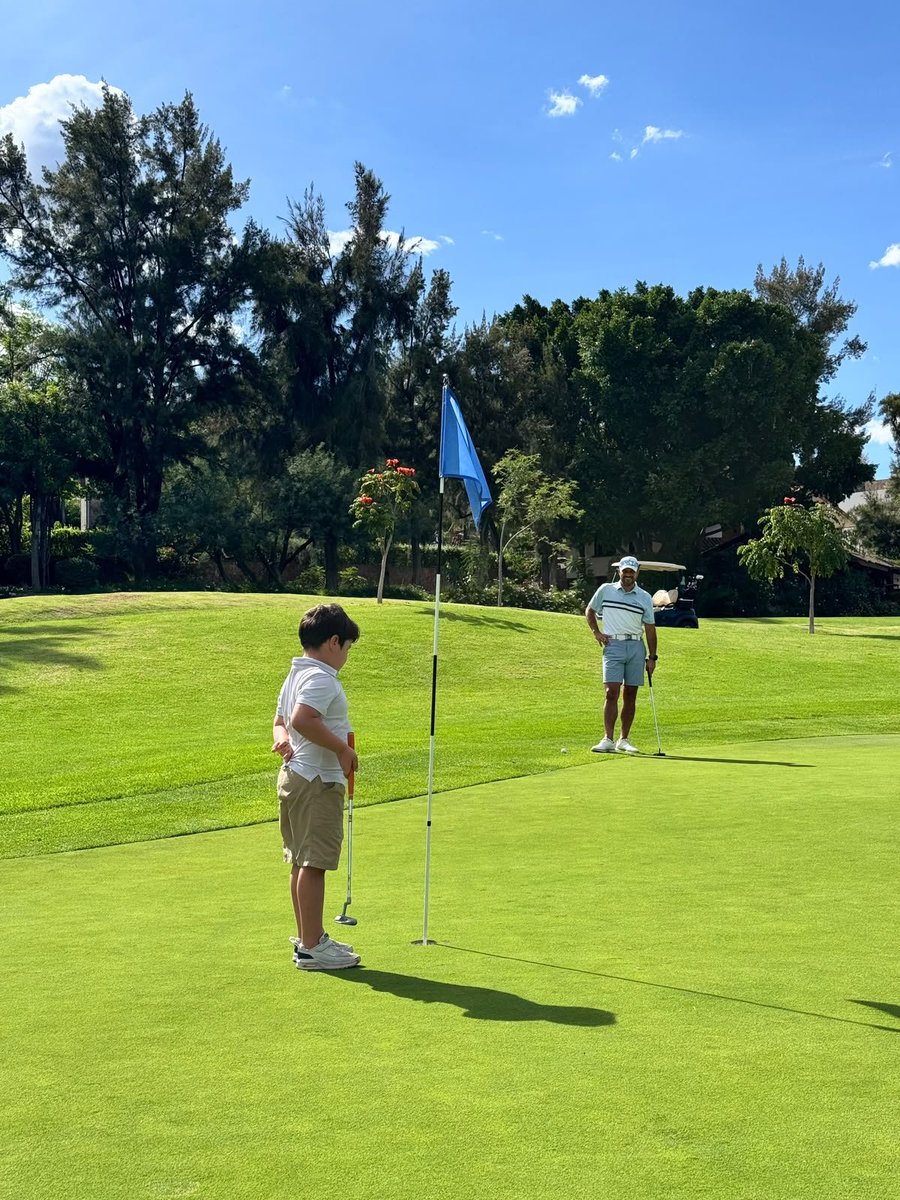 davidnovoatosca's tweet photo. Domingo familiar y de golf, en compañía de quienes más valoro. ⛳️❤️
Un día para disfrutar, compartir, reír y agradecer por lo verdaderamente importante: la familia y esos momentos que se quedan para siempre.
¡Excelente domingo para todos! 🙌🏻
#León #Guanajuato #DavidNovoa https://t.co/7Etnw1GcBT