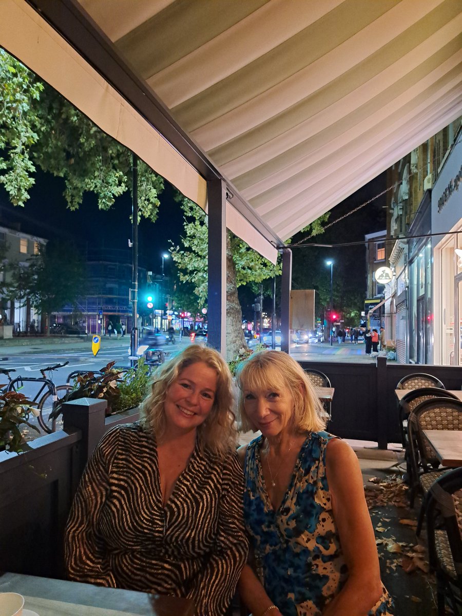 AuthorTracyRees's tweet photo. Finished my edits &amp; sent them off last evening then jumped on a train to London today. So wonderful to catch up with @GillPaulAUTHOR this evening. It's been a while since we were last dining &amp; setting the world to rights in the Smoke. Such a lovely catchup #london #friends #books https://t.co/0i3EirQyfs