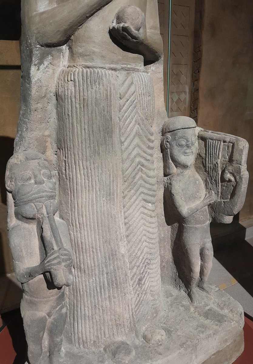 metinvslv's tweet photo. Kybele heykeli ve detayları. Görünce aklıma gelen ilk şey müzikteki Frig makamı (Phrygian Scale) oldu.
Ankara Anadolu Medeniyetleri Müzesi https://t.co/EcH5LRLJrL