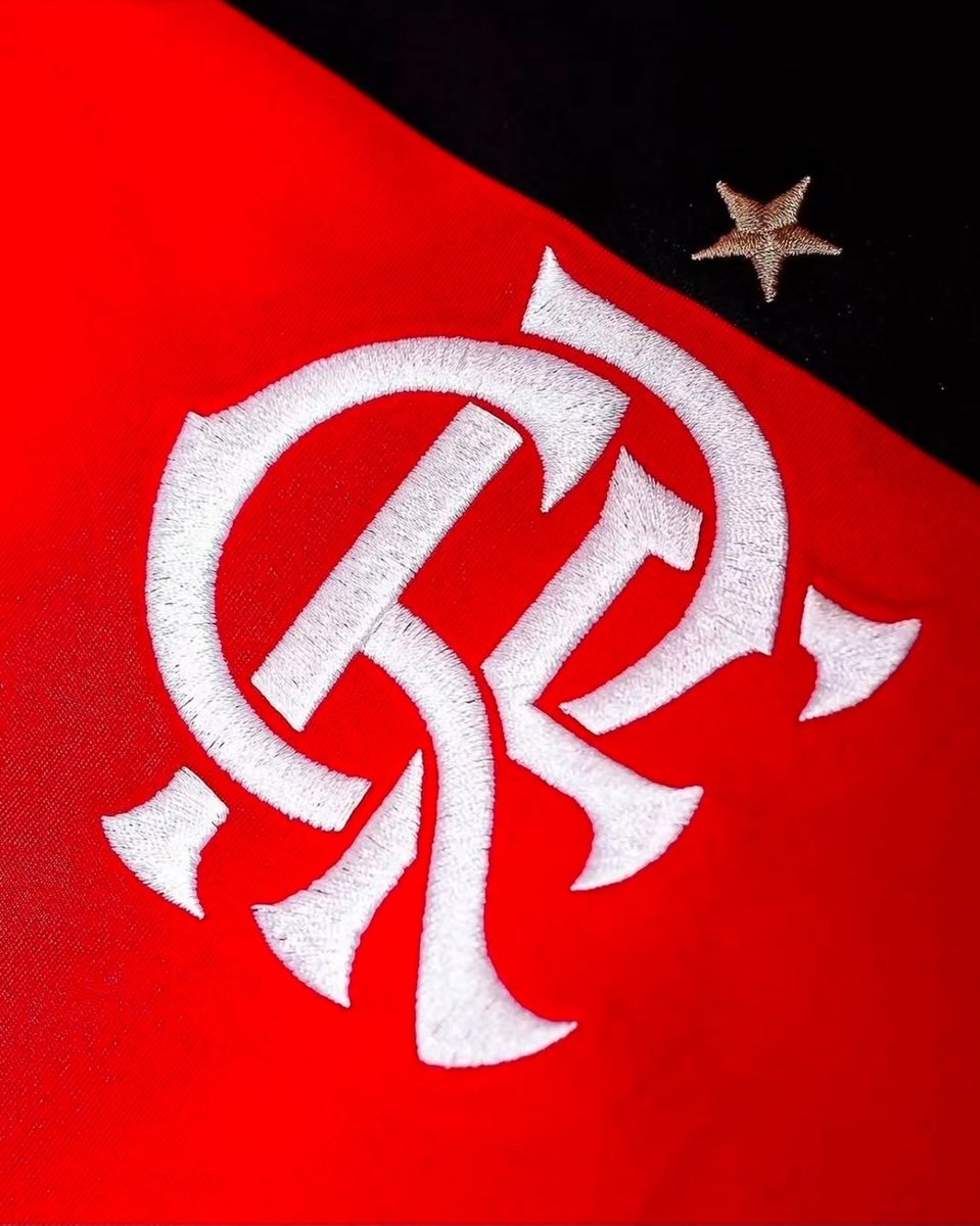 Flamengo's tweet photo. O Clube de Regatas do Flamengo recebeu com surpresa as informações veiculadas por algumas plataformas de comunicação sobre uma suposta negociação com um novo patrocinador.

O Clube esclarece que a informação é inverídica e que não existe, neste momento, qualquer negociação nos termos divulgados.

O Flamengo adverte ainda que seu Departamento Jurídico já está adotando as medidas cabíveis em relação à divulgação dessas informações falsas, bem como à publicação de imagens da camisa do Clube com marca que não integra o quadro oficial de parceiros.

O Clube reitera seu compromisso com a transparência, com a preservação de sua imagem institucional e com o respeito às relações estabelecidas com seus parceiros. Eventuais anúncios e comunicados oficiais são realizados exclusivamente por meio dos canais institucionais do Flamengo.