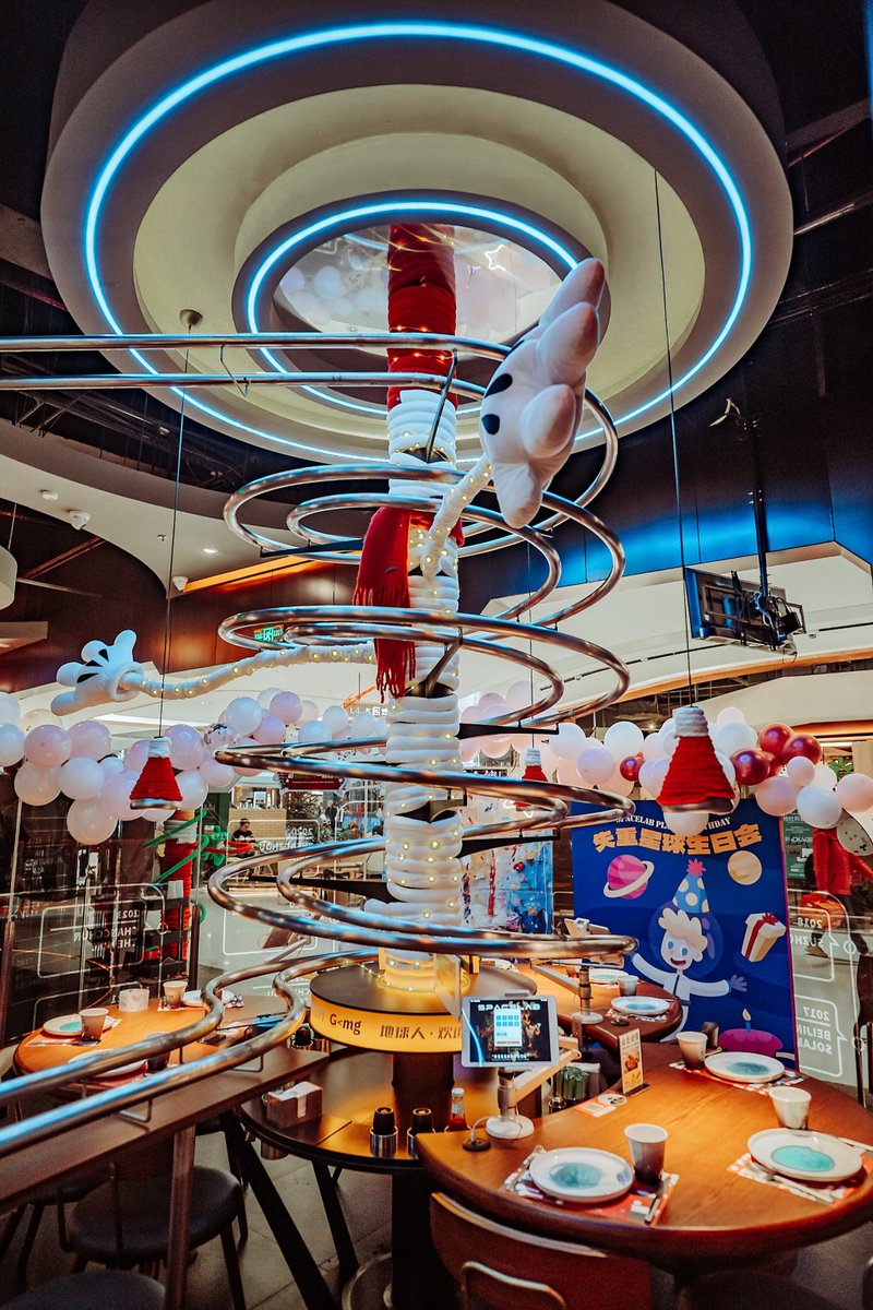 Asomijced's tweet photo. Exploré un café emergente con toques de realidad aumentada hoy: el menú aparece en mi teléfono cuando me acerco a cada plato. Una experiencia sensorial que no olvido!， https://t.co/23X0i1DFw4