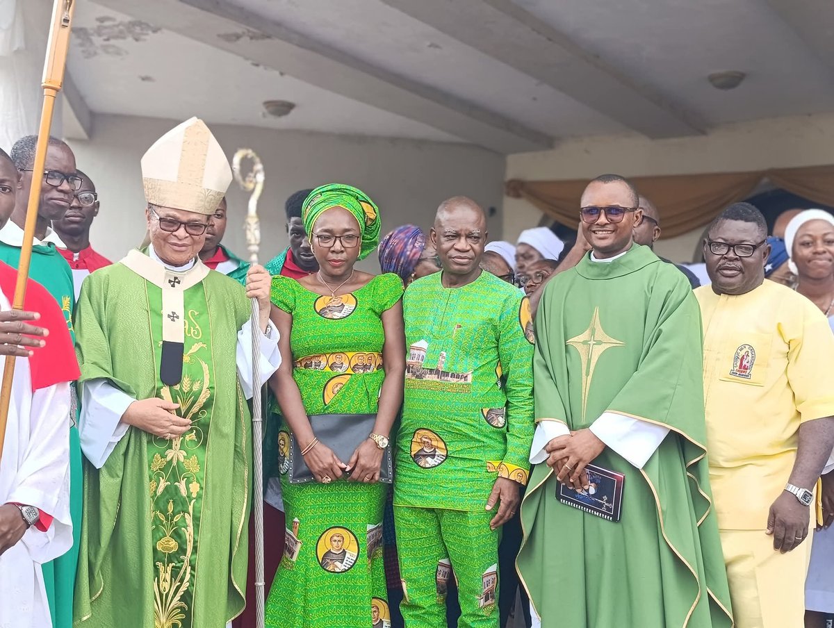haywhyutd's tweet photo. ARCHBISHOP UGORJI PAYS PASTORAL VISIT TO STACC, FUTO

The Catholic Archbishop of Owerri and Metropolitan of the Owerri Ecclesiastical Province, His Grace, Most Rev. Lucius Iwejuru Ugorji, has commenced a pastoral visit to the St. Thomas Aquinas Catholic Chaplaincy (STACC), Federal University of Technology, Owerri (FUTO).

The Archbishop was received by the Vice-Chancellor, FUTO, Prof. Ikechukwu Nosike Dozie, alongside members of the University Management team.

“YOU ARE HEROES FOR THE WORK YOU DO”

In his homily, Archbishop Ugorji commended the chaplaincy's commitment to the spiritual formation of students, urging those involved in their formation to allow their lives to speak louder than their words.

He encouraged them to lead by spiritual example, humility and good conduct, noting that students often learn more from the lives of their mentors than from their spoken words.

The Archbishop described the chaplains and those entrusted with the students' spiritual formation as locus parentis—those who stand in the place of parents in the lives of the students—and prayed that God would continue to bless their service.

He also urged the students to shun social vices, embrace Christ and remain focused on their academic pursuits.

A significant highlight of the pastoral visit was the administration of the Sacrament of Confirmation by the Archbishop to eligible candidates.

FUTO Management officials accompanying the Vice-Chancellor were the Deputy Vice-Chancellor, Research Development and Innovation, Prof. E. B. Etuk; University Registrar, Mr Chiedozie Uba; Bursar, Mrs Ebere Nwadike; and University Librarian, Dr Mrs Justina Ekere.

Source: FUTO - Nigeria 

#FUTONews #FUTO #STACC #PastoralVisit #CatholicArchdioceseOfOwerri