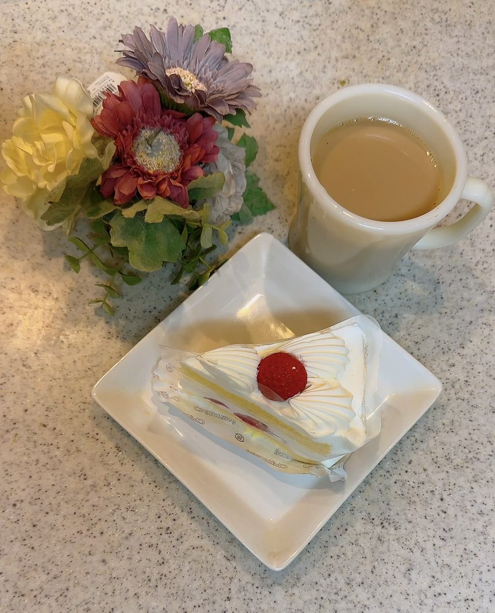 CacheCa32098452's tweet photo. 昨日は娘の誕生日🎂でした。
家にはいないけど、ケーキを買って、2人で祝いました。
娘の将来に幸多かれ`………と願うばかり
前に撮った写真ですが〜 https://t.co/7XPKtsMTvZ