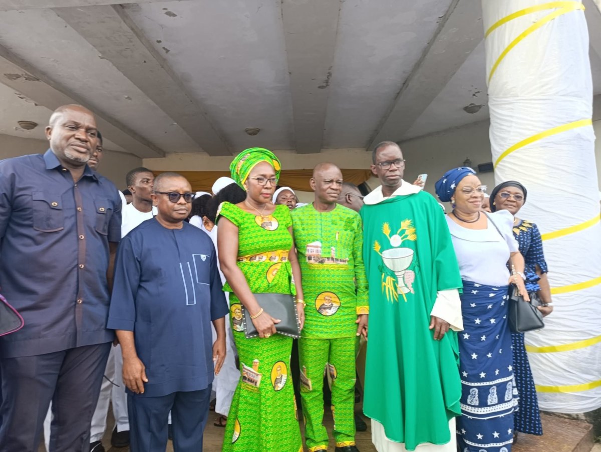 haywhyutd's tweet photo. ARCHBISHOP UGORJI PAYS PASTORAL VISIT TO STACC, FUTO

The Catholic Archbishop of Owerri and Metropolitan of the Owerri Ecclesiastical Province, His Grace, Most Rev. Lucius Iwejuru Ugorji, has commenced a pastoral visit to the St. Thomas Aquinas Catholic Chaplaincy (STACC), Federal University of Technology, Owerri (FUTO).

The Archbishop was received by the Vice-Chancellor, FUTO, Prof. Ikechukwu Nosike Dozie, alongside members of the University Management team.

“YOU ARE HEROES FOR THE WORK YOU DO”

In his homily, Archbishop Ugorji commended the chaplaincy's commitment to the spiritual formation of students, urging those involved in their formation to allow their lives to speak louder than their words.

He encouraged them to lead by spiritual example, humility and good conduct, noting that students often learn more from the lives of their mentors than from their spoken words.

The Archbishop described the chaplains and those entrusted with the students' spiritual formation as locus parentis—those who stand in the place of parents in the lives of the students—and prayed that God would continue to bless their service.

He also urged the students to shun social vices, embrace Christ and remain focused on their academic pursuits.

A significant highlight of the pastoral visit was the administration of the Sacrament of Confirmation by the Archbishop to eligible candidates.

FUTO Management officials accompanying the Vice-Chancellor were the Deputy Vice-Chancellor, Research Development and Innovation, Prof. E. B. Etuk; University Registrar, Mr Chiedozie Uba; Bursar, Mrs Ebere Nwadike; and University Librarian, Dr Mrs Justina Ekere.

Source: FUTO - Nigeria 

#FUTONews #FUTO #STACC #PastoralVisit #CatholicArchdioceseOfOwerri
