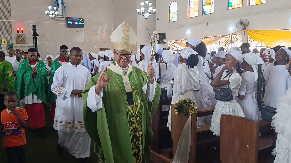 haywhyutd's tweet photo. ARCHBISHOP UGORJI PAYS PASTORAL VISIT TO STACC, FUTO

The Catholic Archbishop of Owerri and Metropolitan of the Owerri Ecclesiastical Province, His Grace, Most Rev. Lucius Iwejuru Ugorji, has commenced a pastoral visit to the St. Thomas Aquinas Catholic Chaplaincy (STACC), Federal University of Technology, Owerri (FUTO).

The Archbishop was received by the Vice-Chancellor, FUTO, Prof. Ikechukwu Nosike Dozie, alongside members of the University Management team.

“YOU ARE HEROES FOR THE WORK YOU DO”

In his homily, Archbishop Ugorji commended the chaplaincy's commitment to the spiritual formation of students, urging those involved in their formation to allow their lives to speak louder than their words.

He encouraged them to lead by spiritual example, humility and good conduct, noting that students often learn more from the lives of their mentors than from their spoken words.

The Archbishop described the chaplains and those entrusted with the students' spiritual formation as locus parentis—those who stand in the place of parents in the lives of the students—and prayed that God would continue to bless their service.

He also urged the students to shun social vices, embrace Christ and remain focused on their academic pursuits.

A significant highlight of the pastoral visit was the administration of the Sacrament of Confirmation by the Archbishop to eligible candidates.

FUTO Management officials accompanying the Vice-Chancellor were the Deputy Vice-Chancellor, Research Development and Innovation, Prof. E. B. Etuk; University Registrar, Mr Chiedozie Uba; Bursar, Mrs Ebere Nwadike; and University Librarian, Dr Mrs Justina Ekere.

Source: FUTO - Nigeria 

#FUTONews #FUTO #STACC #PastoralVisit #CatholicArchdioceseOfOwerri