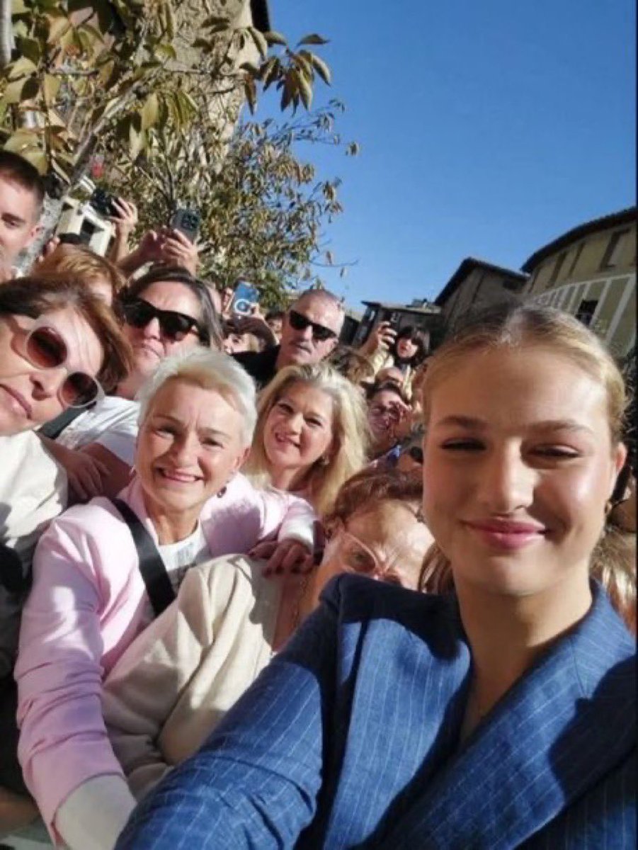 PrincessLexmpj's tweet photo. Princess Leonor and fans 😘🥰✨ https://t.co/IzuFhmRLg2
