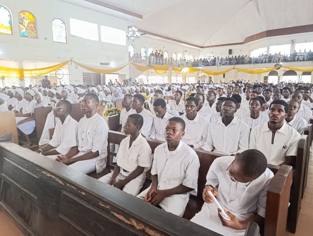 haywhyutd's tweet photo. ARCHBISHOP UGORJI PAYS PASTORAL VISIT TO STACC, FUTO

The Catholic Archbishop of Owerri and Metropolitan of the Owerri Ecclesiastical Province, His Grace, Most Rev. Lucius Iwejuru Ugorji, has commenced a pastoral visit to the St. Thomas Aquinas Catholic Chaplaincy (STACC), Federal University of Technology, Owerri (FUTO).

The Archbishop was received by the Vice-Chancellor, FUTO, Prof. Ikechukwu Nosike Dozie, alongside members of the University Management team.

“YOU ARE HEROES FOR THE WORK YOU DO”

In his homily, Archbishop Ugorji commended the chaplaincy's commitment to the spiritual formation of students, urging those involved in their formation to allow their lives to speak louder than their words.

He encouraged them to lead by spiritual example, humility and good conduct, noting that students often learn more from the lives of their mentors than from their spoken words.

The Archbishop described the chaplains and those entrusted with the students' spiritual formation as locus parentis—those who stand in the place of parents in the lives of the students—and prayed that God would continue to bless their service.

He also urged the students to shun social vices, embrace Christ and remain focused on their academic pursuits.

A significant highlight of the pastoral visit was the administration of the Sacrament of Confirmation by the Archbishop to eligible candidates.

FUTO Management officials accompanying the Vice-Chancellor were the Deputy Vice-Chancellor, Research Development and Innovation, Prof. E. B. Etuk; University Registrar, Mr Chiedozie Uba; Bursar, Mrs Ebere Nwadike; and University Librarian, Dr Mrs Justina Ekere.

Source: FUTO - Nigeria 

#FUTONews #FUTO #STACC #PastoralVisit #CatholicArchdioceseOfOwerri