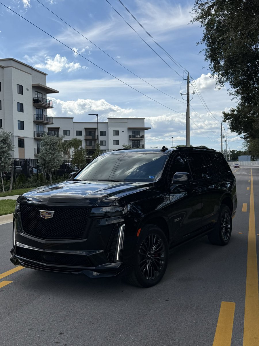 yelotree's tweet photo. Ok. 

This is without a doubt the best SUV ever made..

Escalade V https://t.co/QepAovLVS4