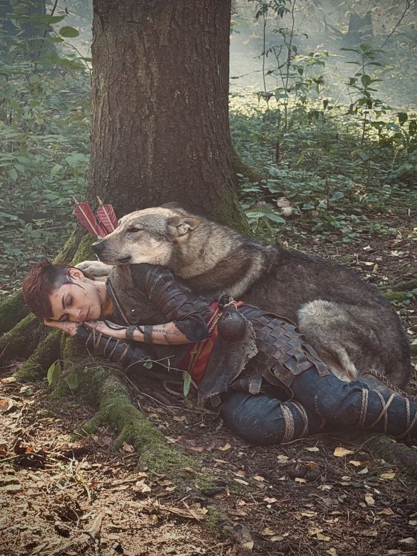 EdvardSpells's tweet photo. Over the weekend, we had a God of War photo shoot with @manulysart as Freya and the wolf. And now, it’s time for Atreus to go to bed 🫠 https://t.co/4fpjQtWKTX