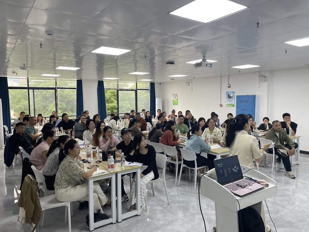 Kerrellyc1's tweet photo. Gran jornada de formación sobre marketing digital hoy! Aprendí trucos prácticos de redes sociales y interactué con expertos. Gracias a todos los participantes, fue una experiencia genial. https://t.co/fsSCllwdVC