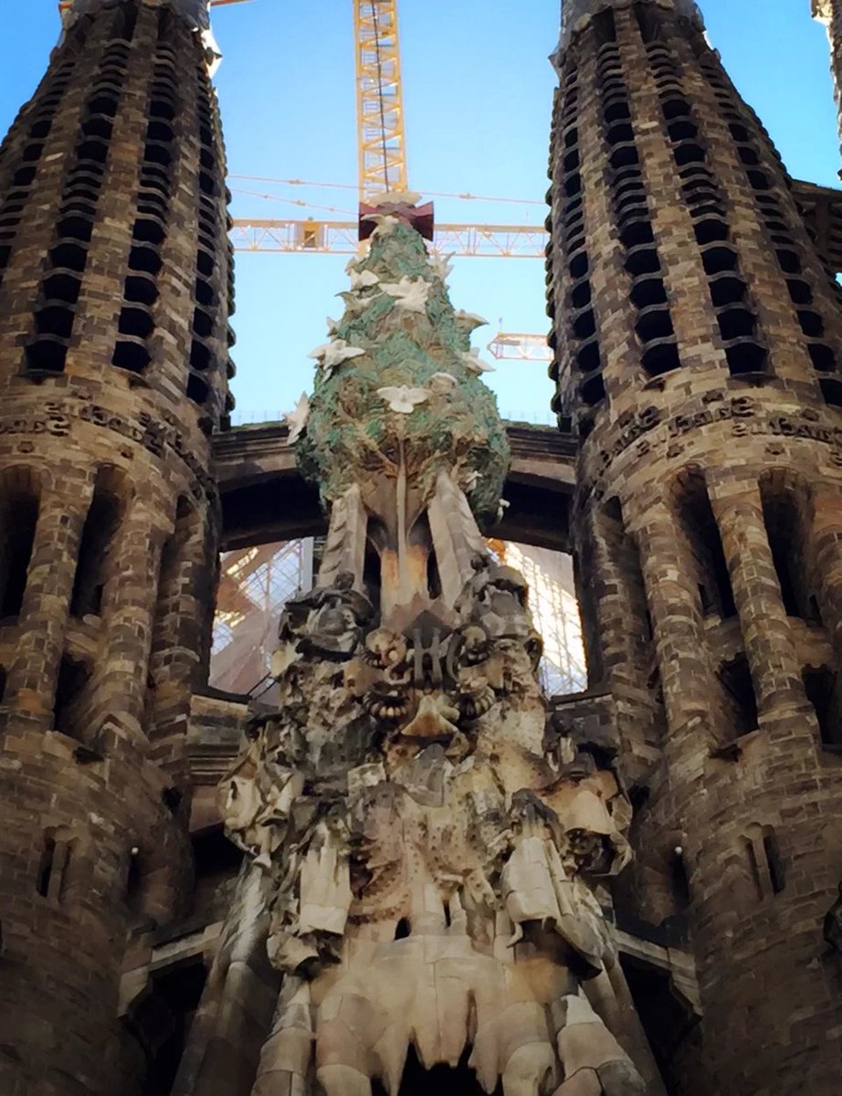 Kitt0a2x's tweet photo. [Desayuno en una cafetería con vista a la Sagrada Familia en Barcelona — un momento de paz antes de recorrer las calles llenas de vida!]， https://t.co/7AlJJb9sn0