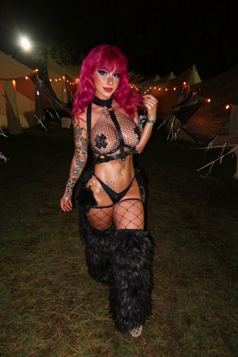 laurthegoblin's tweet photo. Lost Lands Day 3 🩷🖤 https://t.co/jtQsbYmVCp