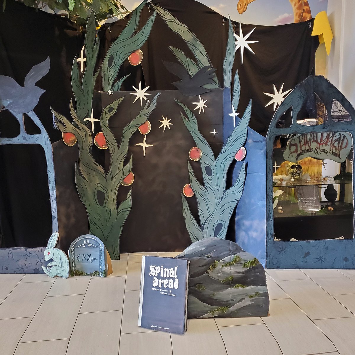ericjguignard's tweet photo. Great time at Anaheim Public Library's second annual SPINAL DREAD: HORROR LITERATURE & CULTURE FESTIVAL! The library was packed with attendees, the staff were wonderful, the vibe was welcoming. Fun to vend with friends, meet other authors, and I sold a ton of books! #spinaldread https://t.co/j5gcYNNm8w