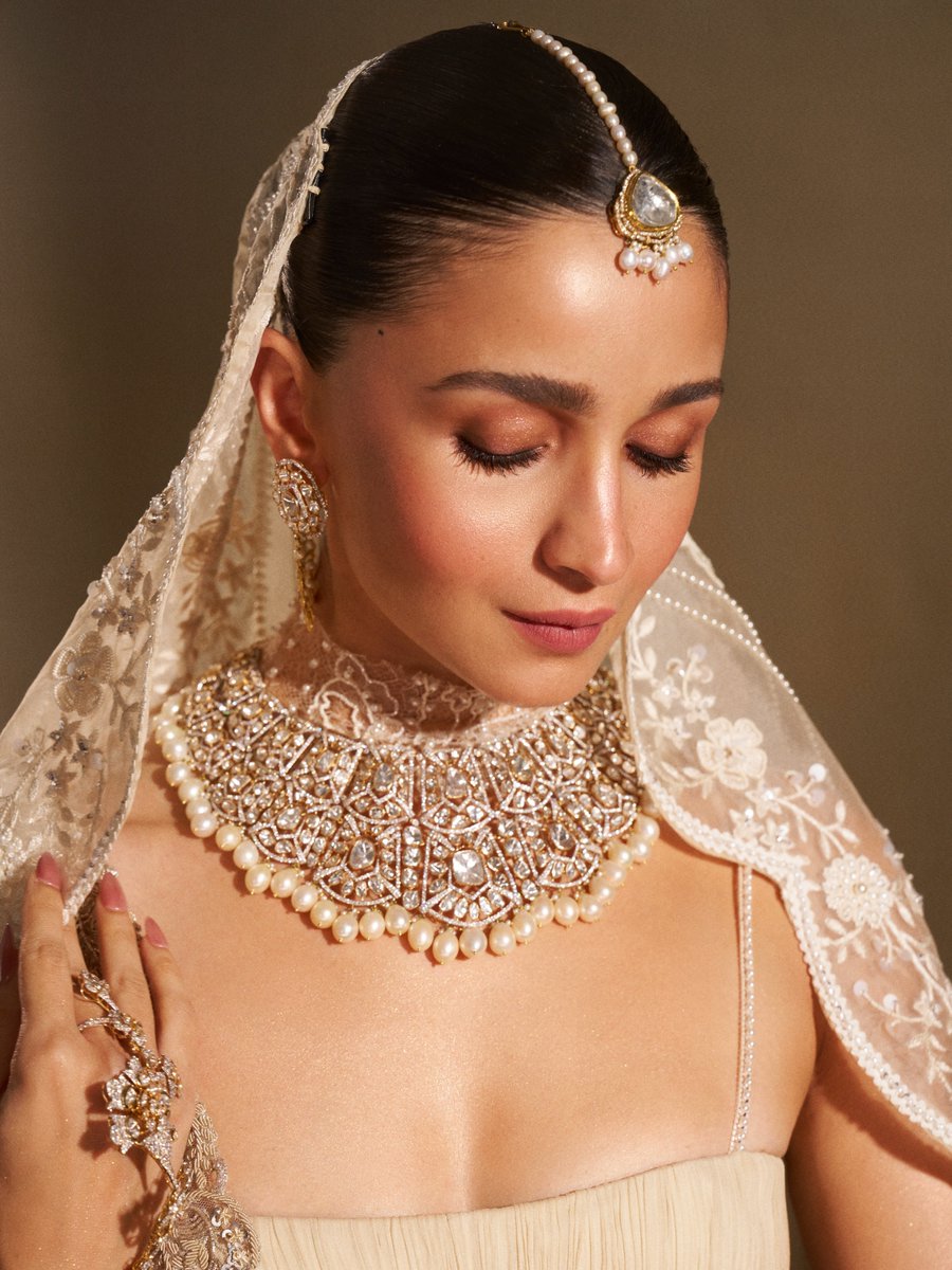 picsofpleasure8's tweet photo. Alia Bhatt stuns in new images via IG 📷♥️ 
#AliaBhatt https://t.co/laasox16iE
