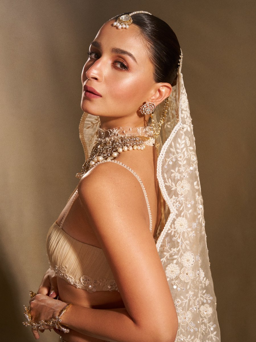 picsofpleasure8's tweet photo. Alia Bhatt stuns in new images via IG 📷♥️ 
#AliaBhatt https://t.co/laasox16iE