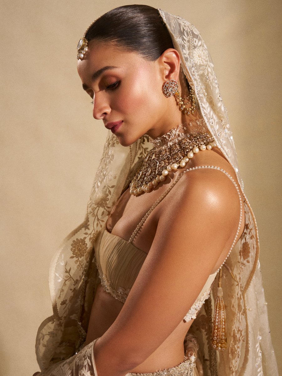 picsofpleasure8's tweet photo. Alia Bhatt stuns in new images via IG 📷♥️ 
#AliaBhatt https://t.co/laasox16iE