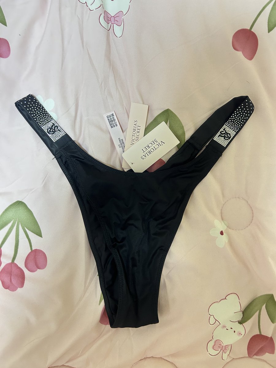 Preiudmsnjvv's tweet photo. ส่งต่อ กางเกงในVictoria’s secret 
มือ1 ไม่เคยใส่
สีดำ ขอบเพชร🪄🪩   size L 
ซื้อมาผิดไซส์คั้บบ
700฿ free shipping 🙌🏻🙌🏻
#ส่งต่อเสื้อผ้า #victoriasecret #ส่งต่อvictoriasecret #ส่งต่อvictoria #วิคตอเรีย #ส่งต่อวิคตอเรีย https://t.co/ofUqjzU3Ih