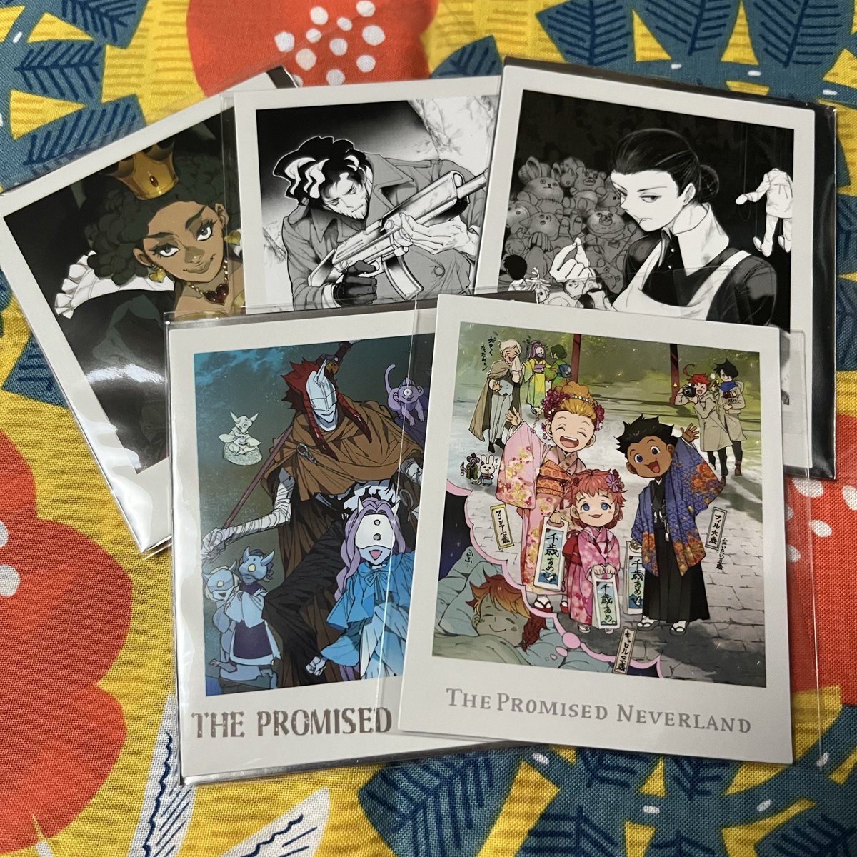 shumyo_'s tweet photo. 【交換】約ネバ 東京凱旋
約束のネバーランド
10TH ANNIVERSARY POP UP STORE
フォト風カードコレクション

譲 画像1枚目
求 2枚目⭕️

お手渡しであれば
平日都内希望（池袋であると有難い）です

お気軽にお声掛けください
宜しくお願い致します🙇‍♂️ https://t.co/T0sT19YrLK