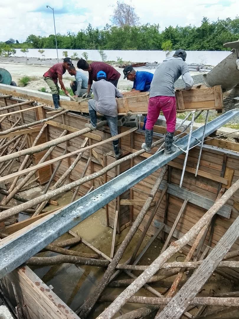 Liudmara78's tweet photo. #TrabajadoresProtagonistas de la UEB # 1 Arquitectura e Industriales y de la UEB # 4 Producción Industrial de la Empresa de Construcción y Montaje de #VillaClaraConTodos inmersos en la fundición del basculador del Molino de arroz de Batalla de #SantaClara 
#PorCubaJuntosCreamos https://t.co/UpGZOnUJNh