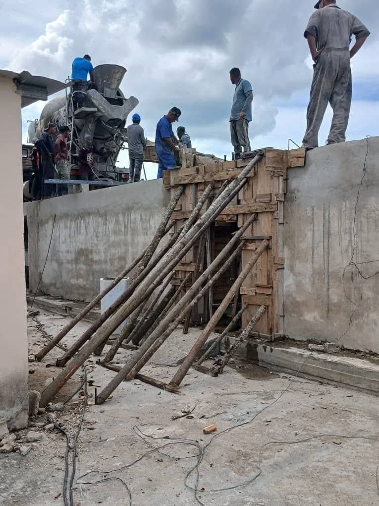 Liudmara78's tweet photo. #TrabajadoresProtagonistas de la UEB # 1 Arquitectura e Industriales y de la UEB # 4 Producción Industrial de la Empresa de Construcción y Montaje de #VillaClaraConTodos inmersos en la fundición del basculador del Molino de arroz de Batalla de #SantaClara 
#PorCubaJuntosCreamos https://t.co/UpGZOnUJNh