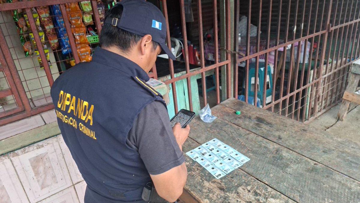 PNCdeGuatemala's tweet photo. Asimismo, en Mazatenango, Suchitepéquez, investigadores de la #DIPANDA realizan controles en el ingreso al centro preventivo, inspeccionando visitantes y encomiendas para evitar el ingreso de objetos o sustancias ilícitas, hasta el momento se han identificado a 52 personas. https://t.co/wtJXxV2ldg