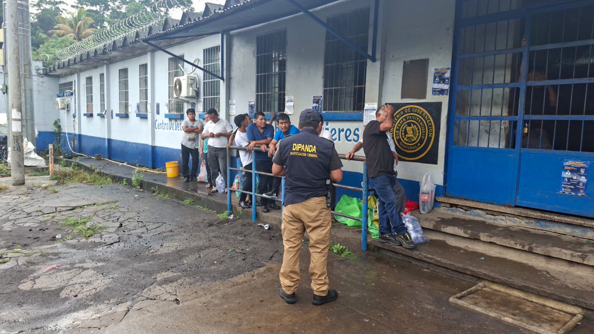 PNCdeGuatemala's tweet photo. Asimismo, en Mazatenango, Suchitepéquez, investigadores de la #DIPANDA realizan controles en el ingreso al centro preventivo, inspeccionando visitantes y encomiendas para evitar el ingreso de objetos o sustancias ilícitas, hasta el momento se han identificado a 52 personas. https://t.co/wtJXxV2ldg