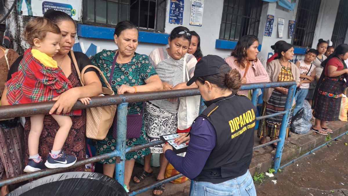 PNCdeGuatemala's tweet photo. Asimismo, en Mazatenango, Suchitepéquez, investigadores de la #DIPANDA realizan controles en el ingreso al centro preventivo, inspeccionando visitantes y encomiendas para evitar el ingreso de objetos o sustancias ilícitas, hasta el momento se han identificado a 52 personas. https://t.co/wtJXxV2ldg