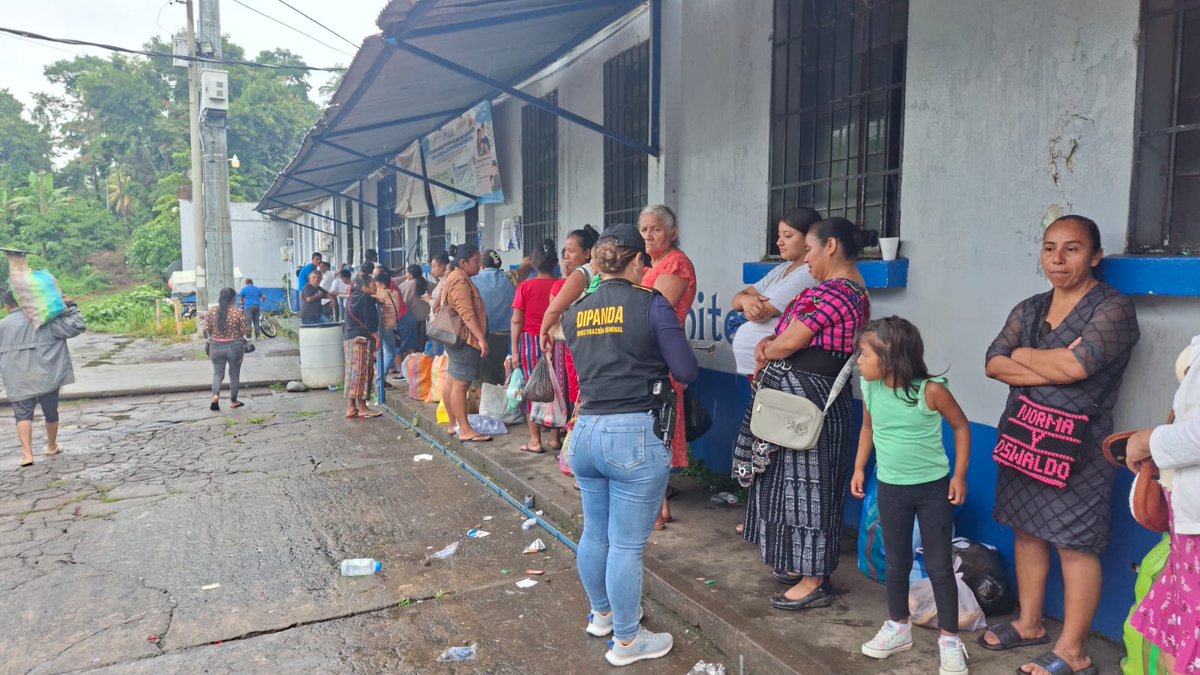 PNCdeGuatemala's tweet photo. Asimismo, en Mazatenango, Suchitepéquez, investigadores de la #DIPANDA realizan controles en el ingreso al centro preventivo, inspeccionando visitantes y encomiendas para evitar el ingreso de objetos o sustancias ilícitas, hasta el momento se han identificado a 52 personas. https://t.co/wtJXxV2ldg