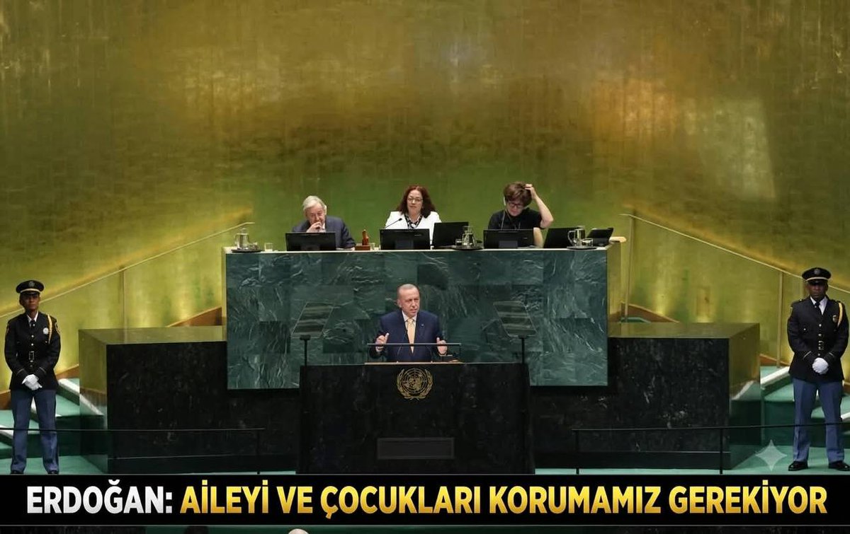 ilemri2026izmir's tweet photo. Sayın Emine Erdoğan Hanımefendi; anneliğin en güzel taraflarından biri aileyi korumak ve evlatların yanında olmaktır. Eşlerinden ve çocuklarından ayrı kalan öğretmen ailelerinin durumuna göstereceğiniz şefkat ve hassasiyetin, İL EMRİ seçeneğinin değerlendirilmesine ve ailelerin yeniden bir araya gelmesine vesile olmasını diliyoruz. #AileninSesiCumhurunReisi @tcbestepe @tcmeb @tcailesosyal @iletisim @mebpgm