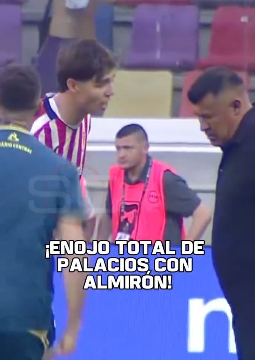 TotoTermo2's tweet photo. La imagen de Palacios con Almirón sin poder levantar la cabeza ni mirarlo a los ojos dice todo. https://t.co/4GxVs1L3Sm