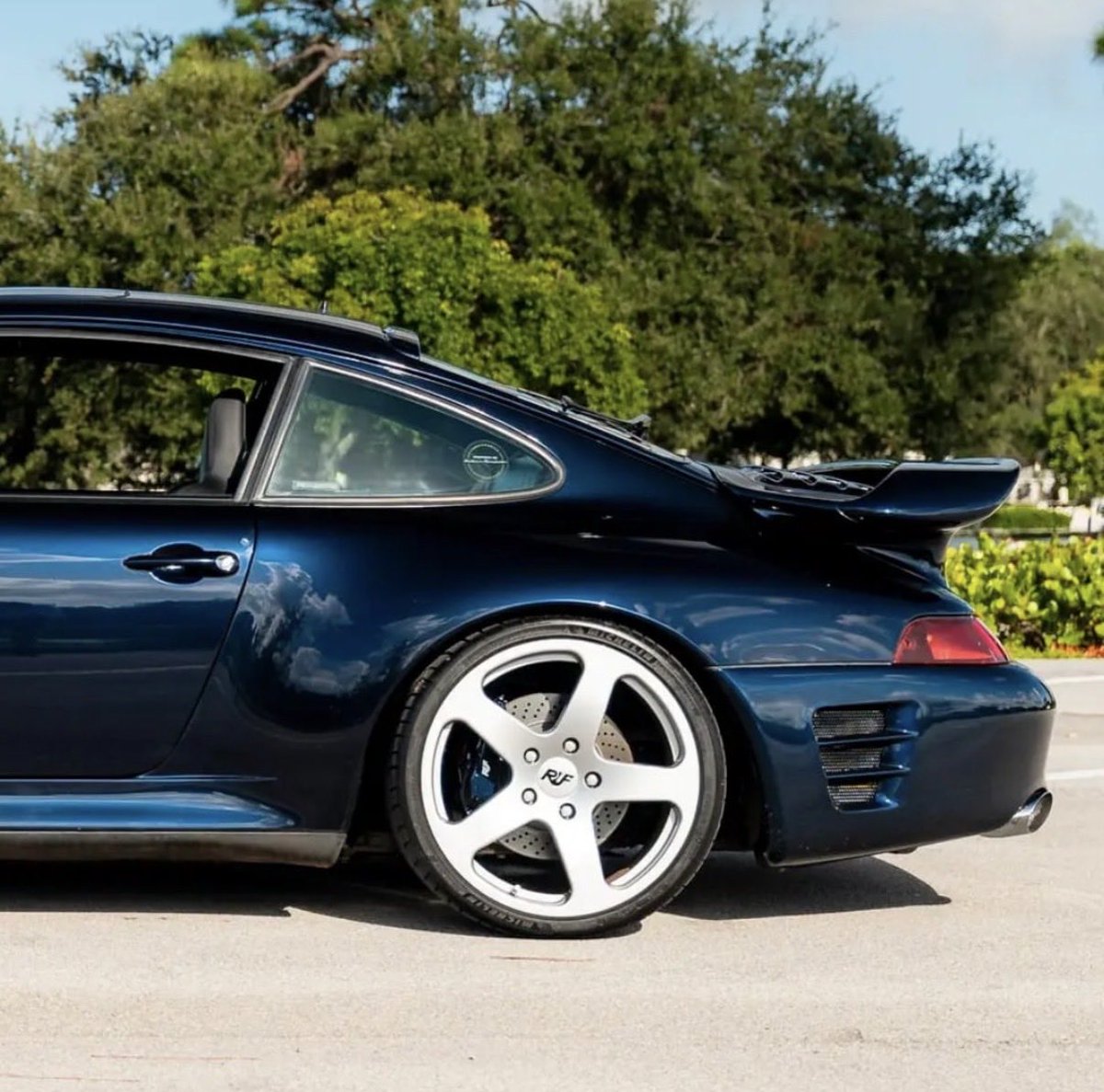 Jordan92338366's tweet photo. Midnight Blue Metallic RUF TurboR 🥶 https://t.co/ORVwn0RkUm
