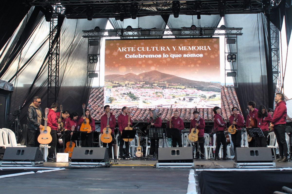 casa_calera's tweet photo. La música tradicional nos une y lleva el nombre de La Calera más allá de nuestro territorio! La Estudiantina La Calera tuvo el honor de participar en el XXXVII Festival de El Dorado – Nuestros Sabores Ancestrales, un encuentro que celebró nuestras tradiciones y nuestra música. https://t.co/upirTlAr52