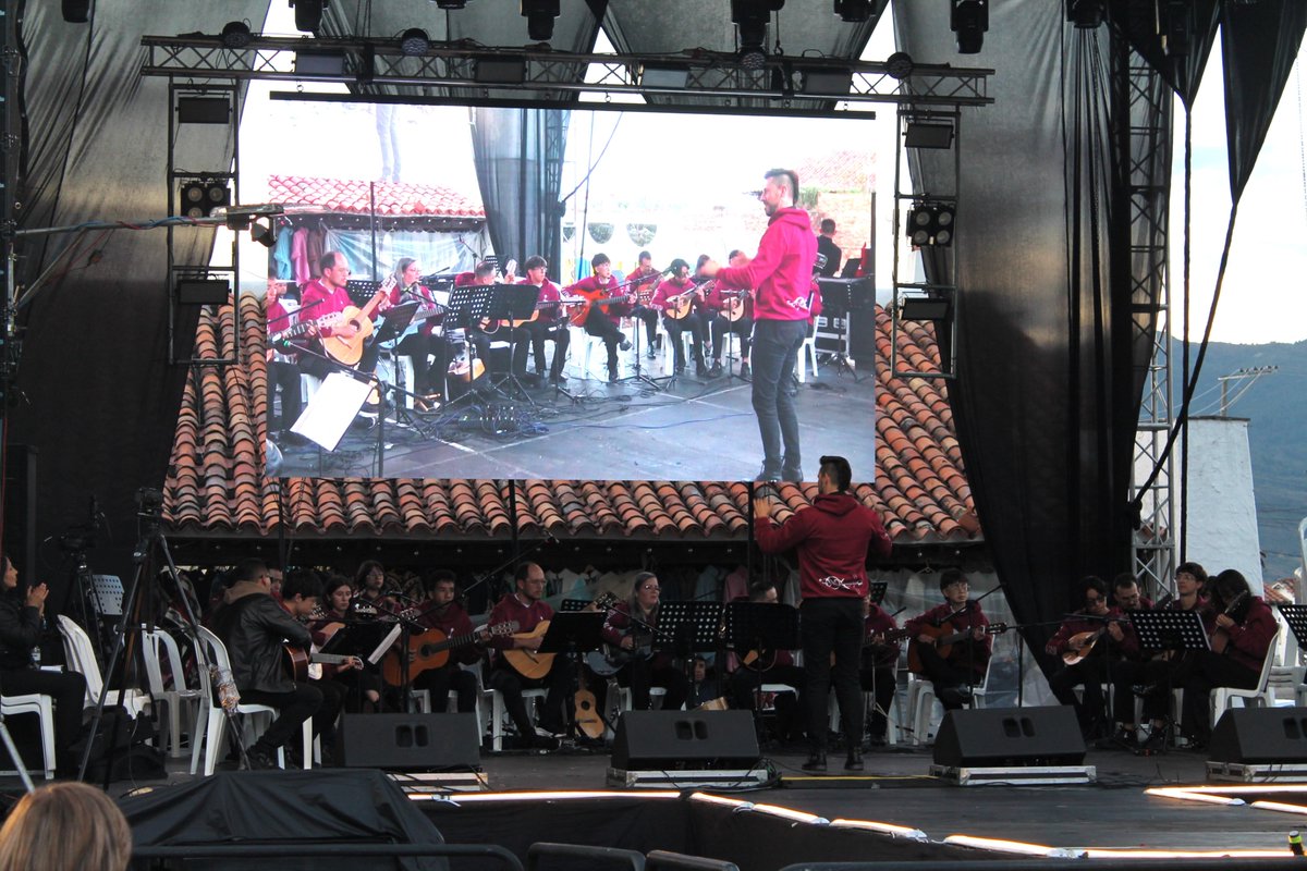 casa_calera's tweet photo. La música tradicional nos une y lleva el nombre de La Calera más allá de nuestro territorio! La Estudiantina La Calera tuvo el honor de participar en el XXXVII Festival de El Dorado – Nuestros Sabores Ancestrales, un encuentro que celebró nuestras tradiciones y nuestra música. https://t.co/upirTlAr52