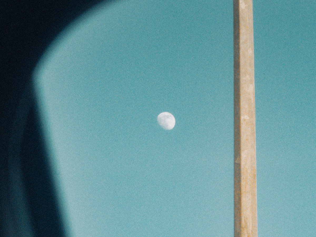 arthextic's tweet photo. the beauty of daytime moon. https://t.co/NqSvieqnWt