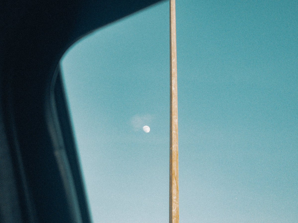 arthextic's tweet photo. the beauty of daytime moon. https://t.co/NqSvieqnWt