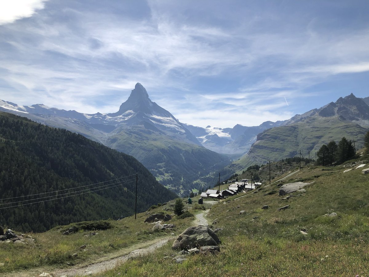 alootsma's tweet photo. Komt deze foto zo maar voorbij op mijn telefoon. I wish I was there ❤️. Volgend jaar weer misschien?? #matterhorn #zermatt #wallis #valais #zwitserland #suisse #schweiz https://t.co/7NtPCkRyxB
