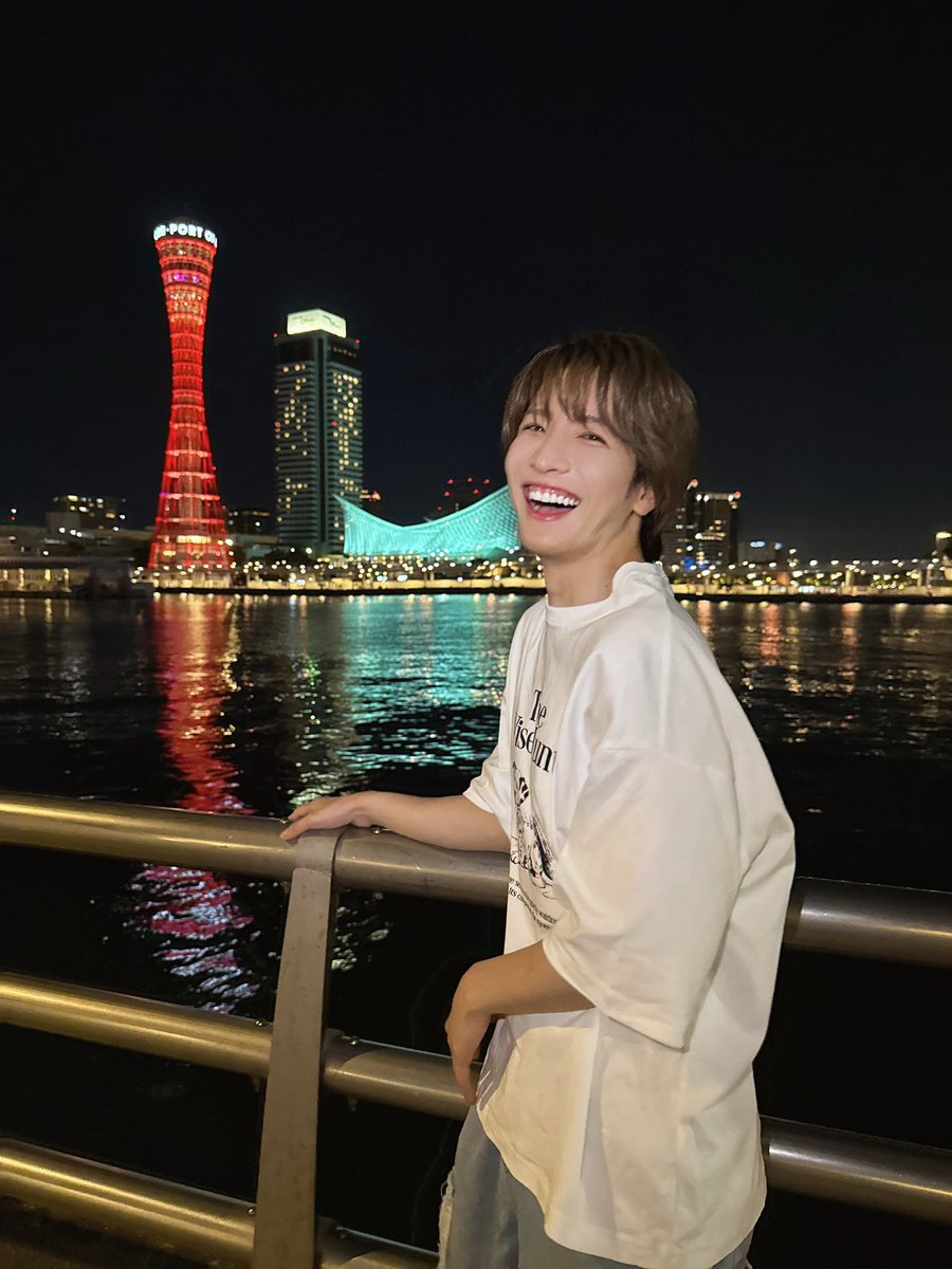 takuya_matsuri's tweet photo. おはよう😊❤️‍🔥

今日は収録から始まり
撮影三昧な1日です🥰❣️
帰宅はもしかしたら日付け変わるギリギリかも🥹？

ですが、昨日1日ゆっくりできたので
その分今日も頑張ります😋💓

今日からみんなまた1週間
頑張ろうねー😊💙

また台風が近づいてきてるから
それだけが気がかりだけど
天気に負けずに日々楽しもう❤️‍🔥👍🏻

ではでは
今日も元気にいってらっしゃい🥰🫶

#MATSURI
#松岡卓弥
#神戸の夜景