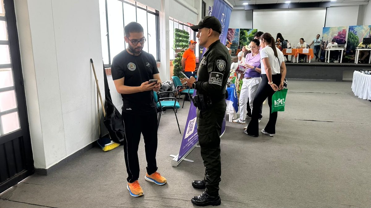 PoliciaVillavo's tweet photo. En el marco de la Media Maratón del Cumare, fortalecemos el turismo responsable en #Cumaral.
Capacitamos a los propietarios de stands para brindar una atención cordial y segura, e impulsamos la campaña #QuieroMiCiudad en el parque principal para resaltar la historia.
#Línea123 https://t.co/aFm5A3gsRO