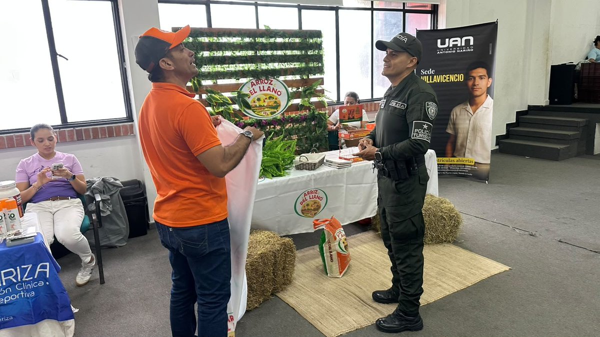 PoliciaVillavo's tweet photo. En el marco de la Media Maratón del Cumare, fortalecemos el turismo responsable en #Cumaral.
Capacitamos a los propietarios de stands para brindar una atención cordial y segura, e impulsamos la campaña #QuieroMiCiudad en el parque principal para resaltar la historia.
#Línea123 https://t.co/aFm5A3gsRO